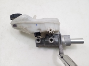  Master cylinder 