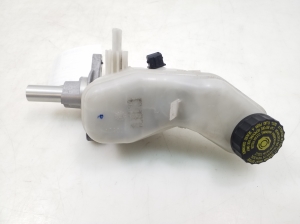  Master cylinder 