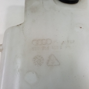  Windscreen washer tank front 