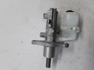  Master cylinder 