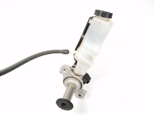  Master cylinder 