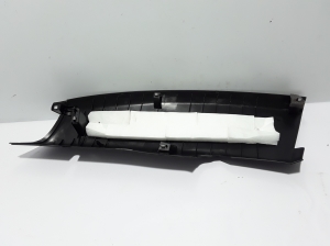  Interior trim of the rear strut 