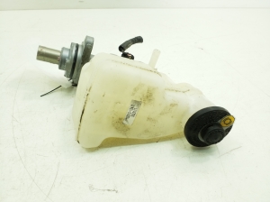  Master cylinder 