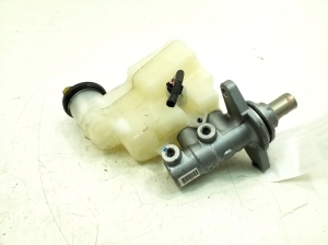  Master cylinder 