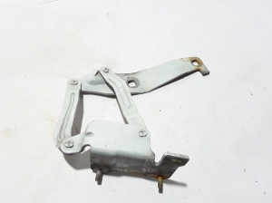  Engine cover hinge 