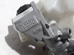  Master cylinder 