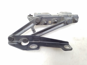  Engine cover hinge 