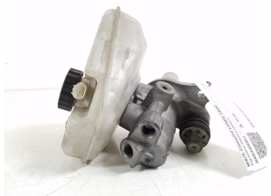  Master cylinder 