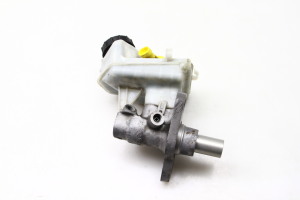  Master cylinder 