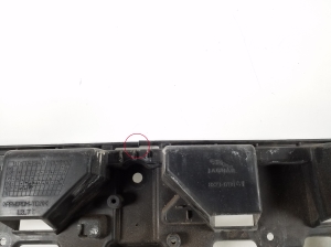  Rear bumper bracket on the rear panel 