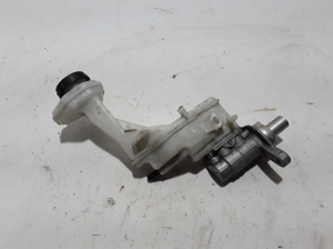  Master cylinder 