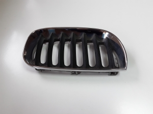  Engine cover grille 