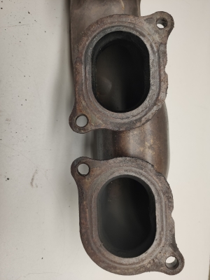  Exhaust manifold 