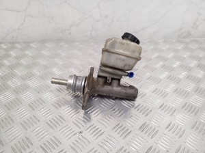  Master cylinder 