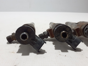  Fuel injector 