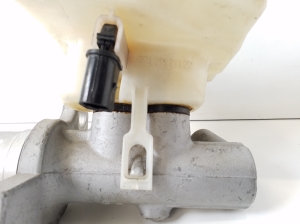  Master cylinder 