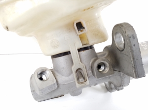  Master cylinder 