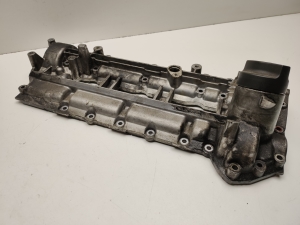  Valve cover 