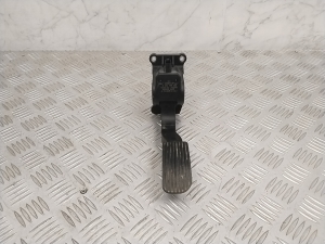  Accelerator pedal 