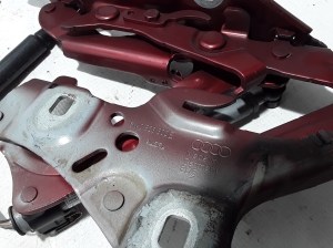  Engine cover hinge 