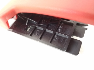  Griff zum Öffnen der Motorabdeckung im Fahrgastraum 