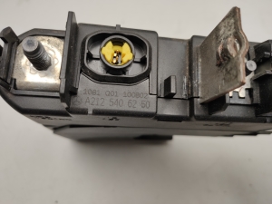  Sicherungsblockhalter unter der Haube 