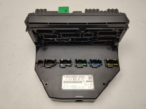 Sicherungsblockhalter unter der Haube 