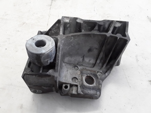  Engine holder 